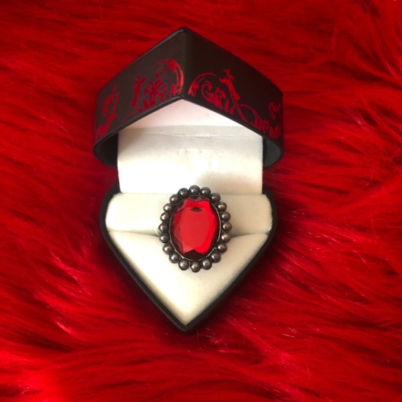 New in box with tag Guess red gem fashion cocktail ring - Picture 2 of 4